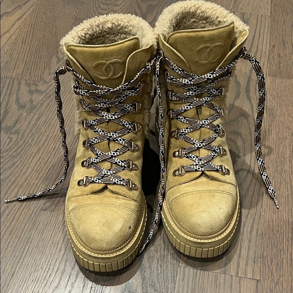 CHANEL Tan Shearling Winter Boots - Picture 5 of 12